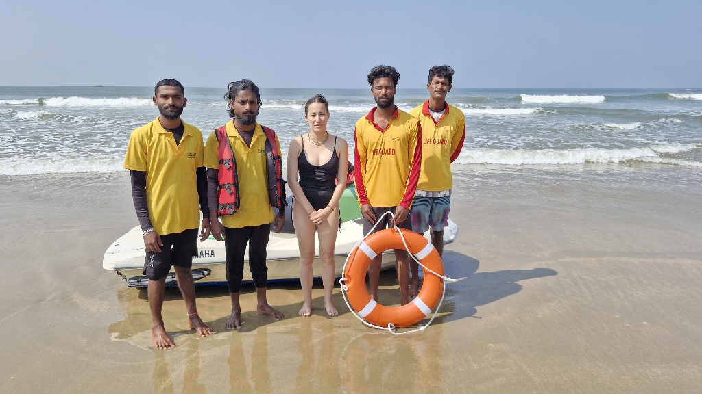 Kajakisthan lady resued by lifeguards in gokarna beach