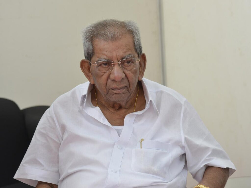 Senior congress leader shamanur shivashankarappa hospitalized bengaluru cm siddaramaiah visit